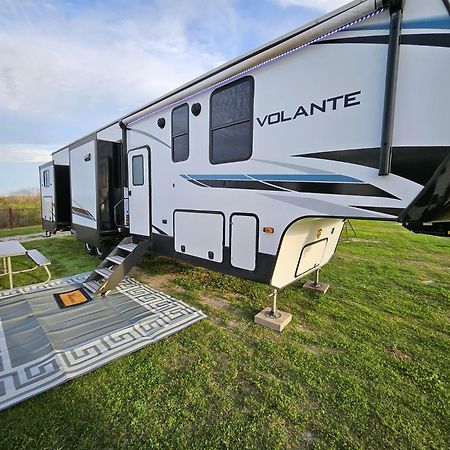 Hailey'S Beach-N-Bay Rv Resort Gilchrist Bagian luar foto