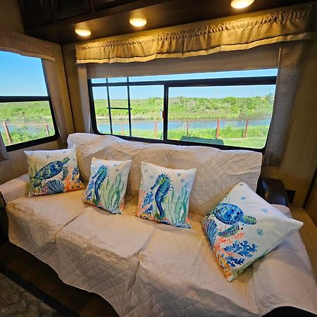 Hailey'S Beach-N-Bay Rv Resort Gilchrist Bagian luar foto