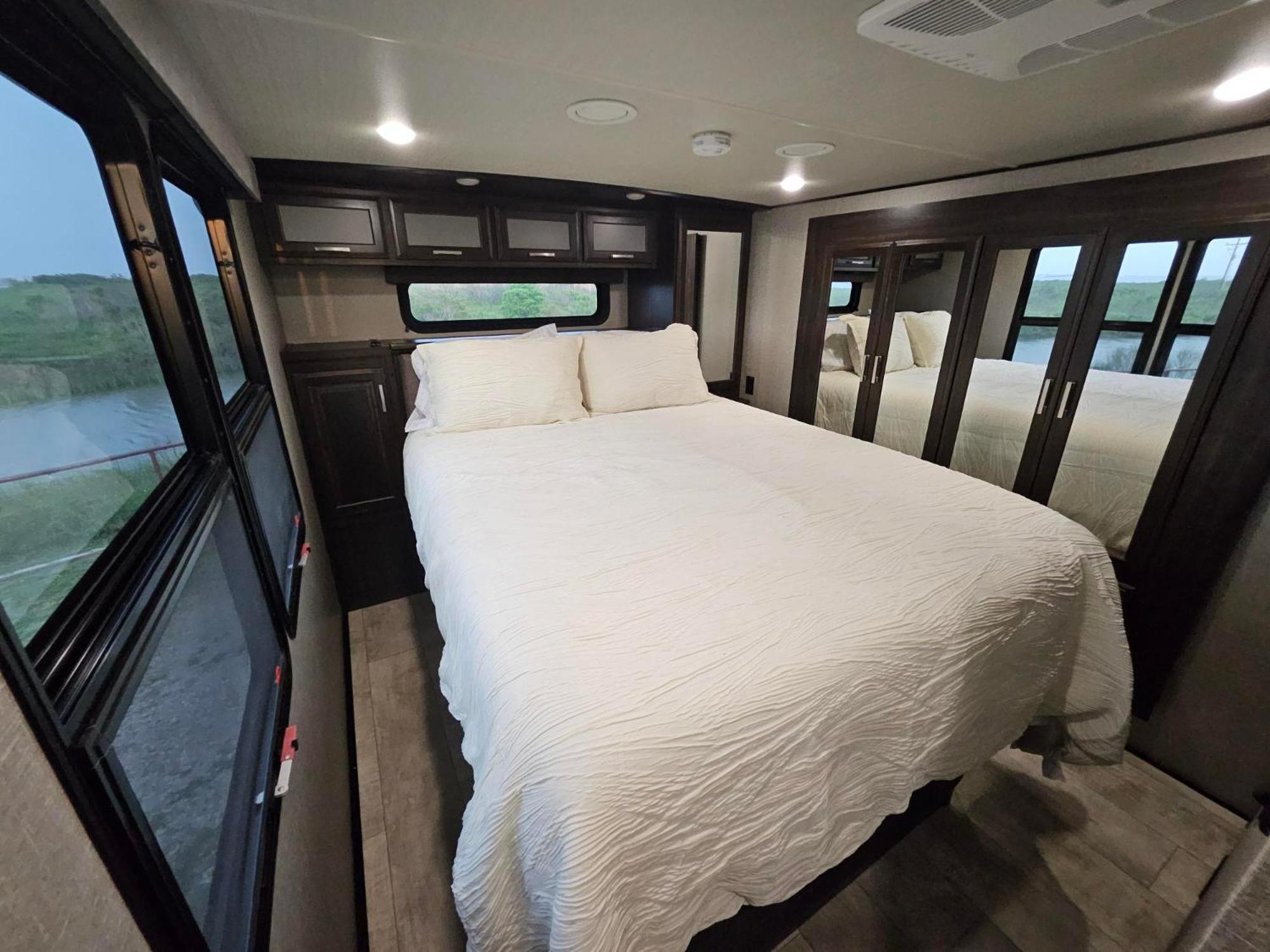 Hailey'S Beach-N-Bay Rv Resort Gilchrist Bagian luar foto