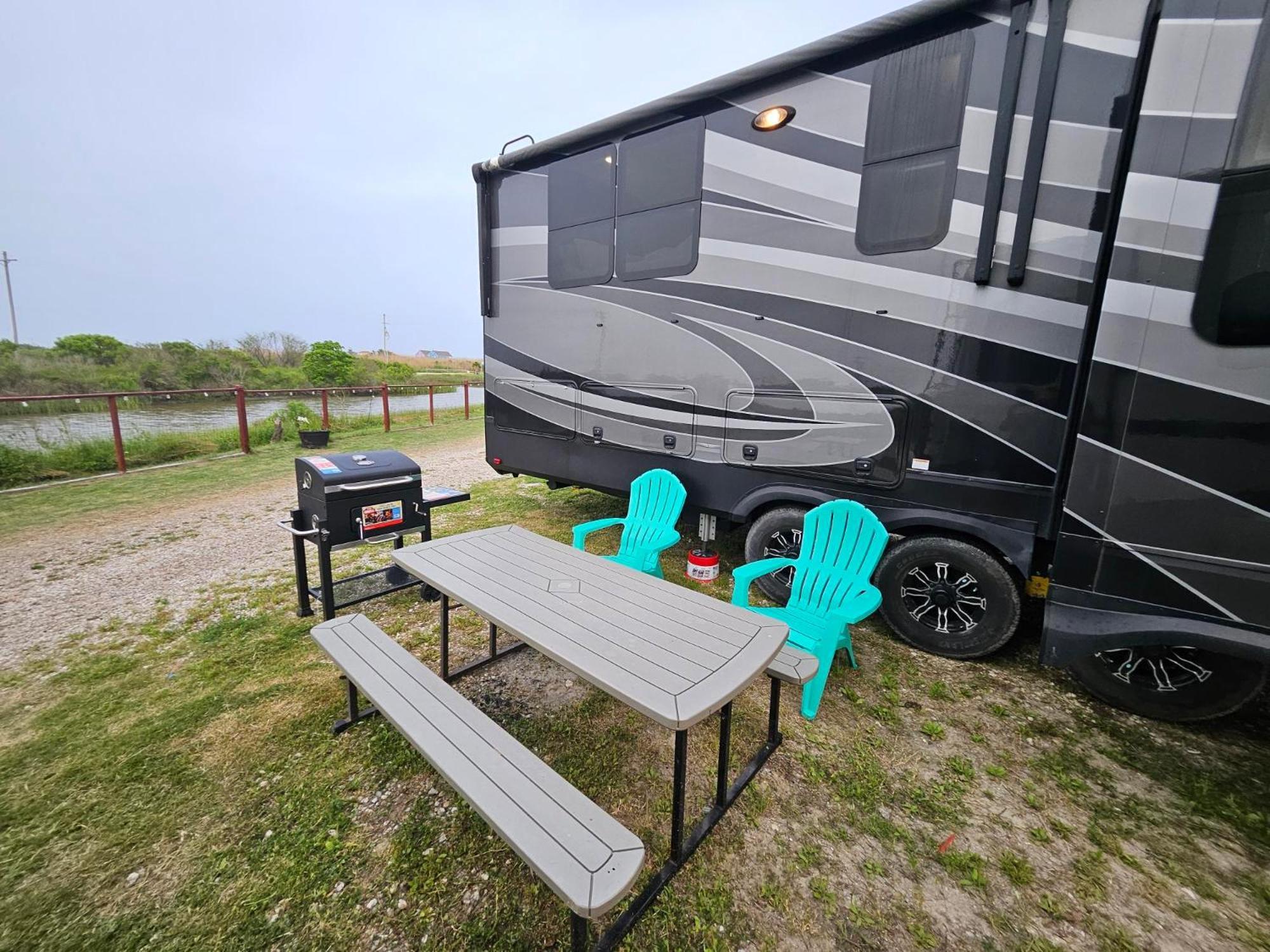 Hailey'S Beach-N-Bay Rv Resort Gilchrist Bagian luar foto